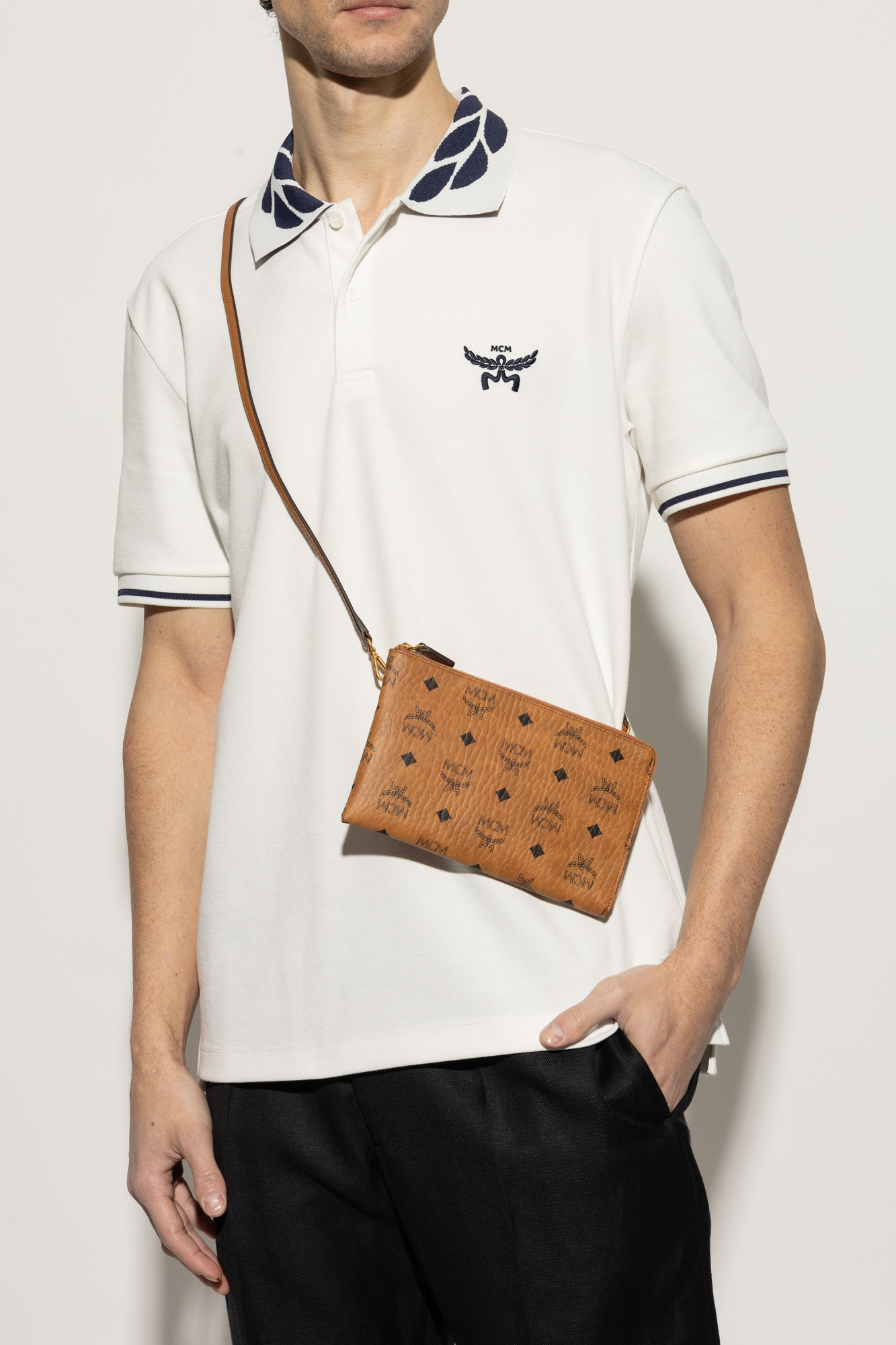 MCM メンス　テサゲカバン Crossbody Luxury Designer By Mcm, Size: Large